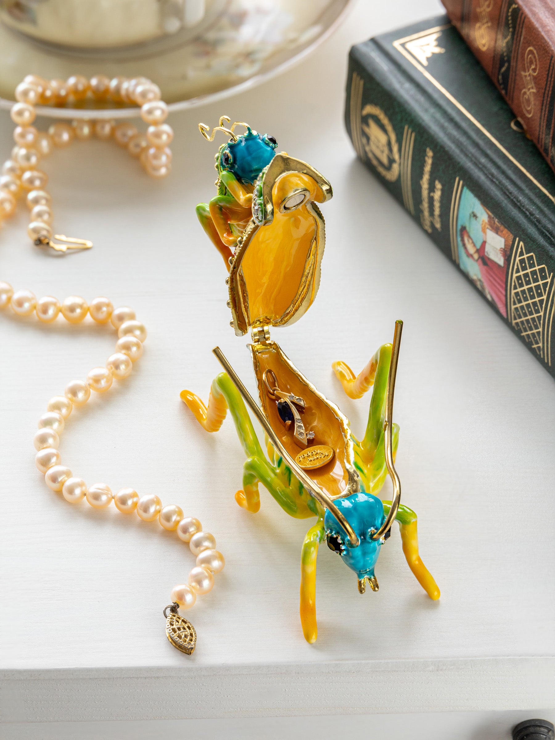 Keren Kopal Grasshopper with baby on the back