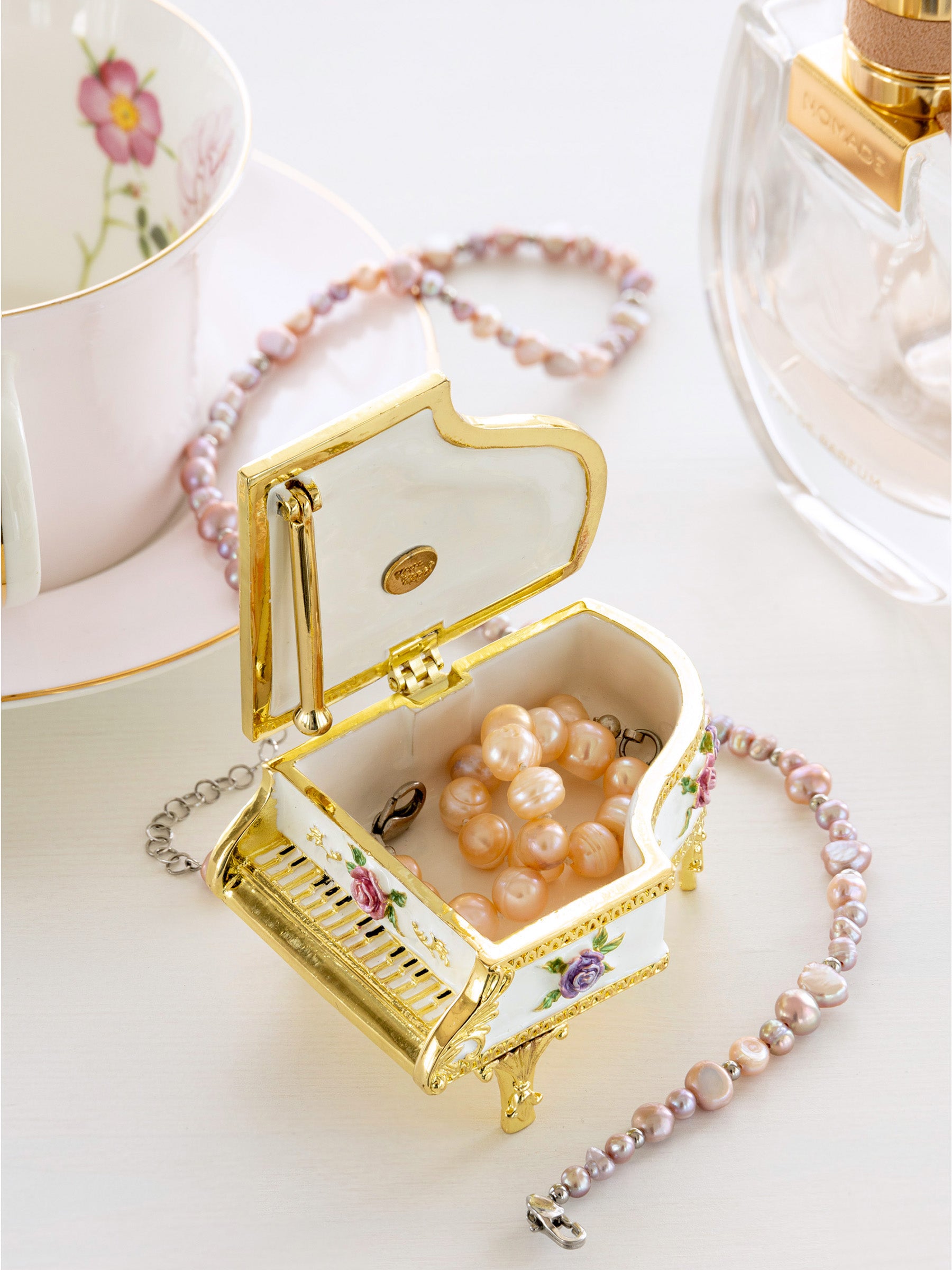 Keren Kopal White piano with flowers