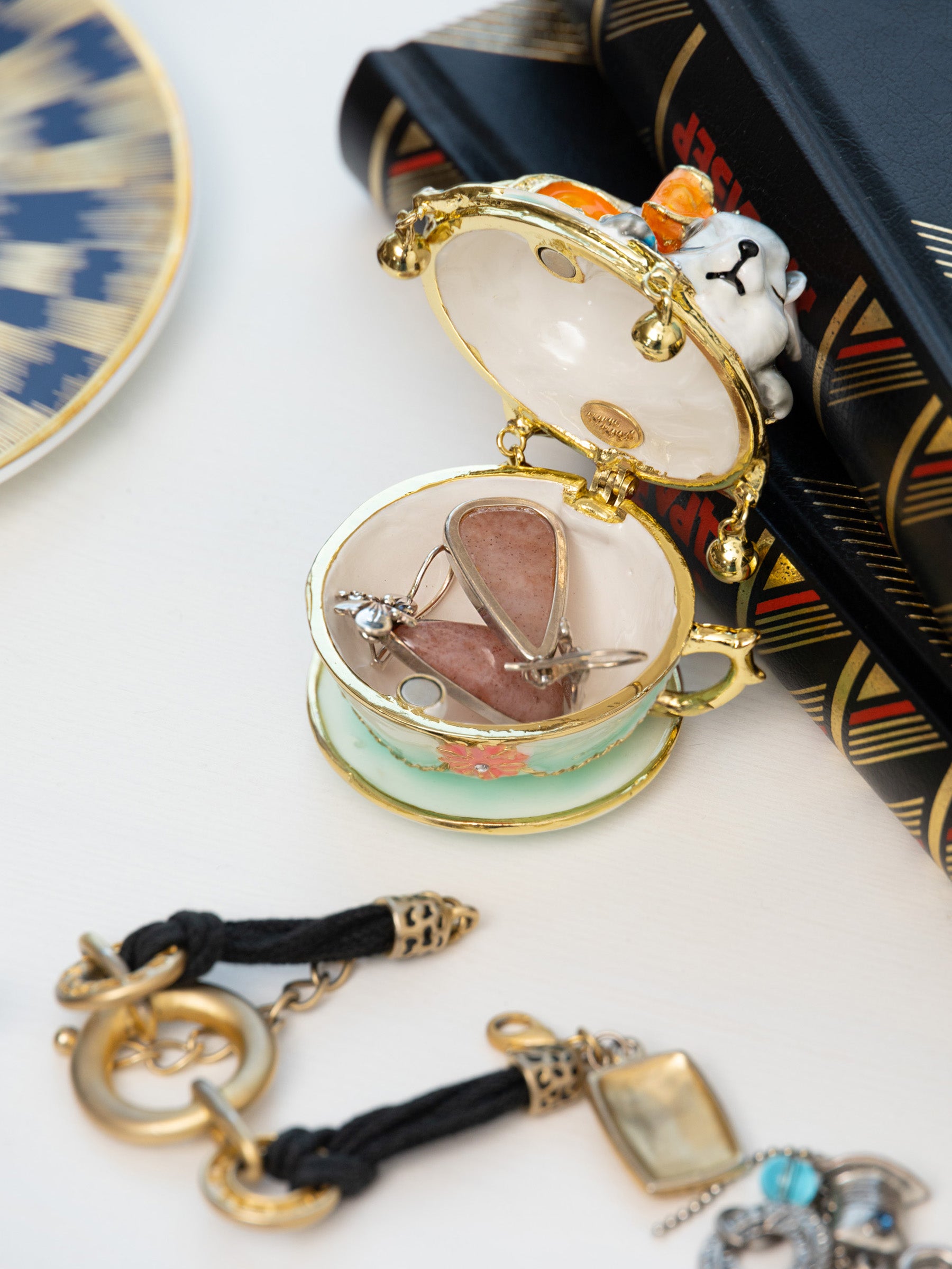 Keren Kopal Rat on Tea Pot