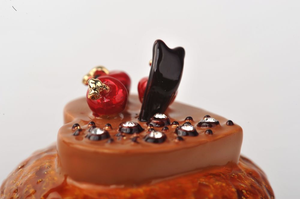 Keren Kopal Butter Cupcake with Chocolate Heart & Cherries