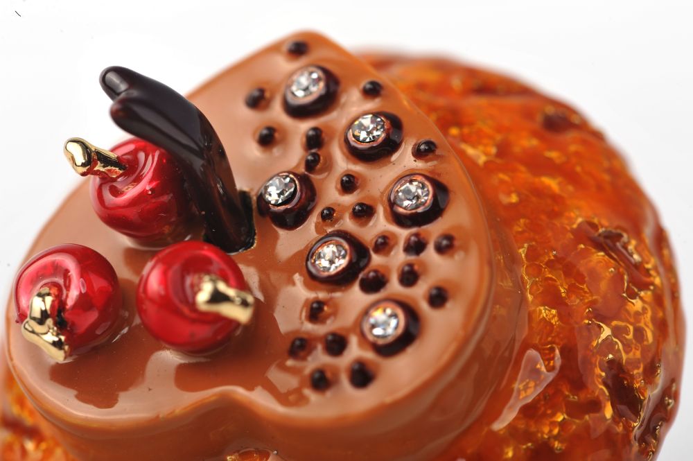 Keren Kopal Butter Cupcake with Chocolate Heart & Cherries