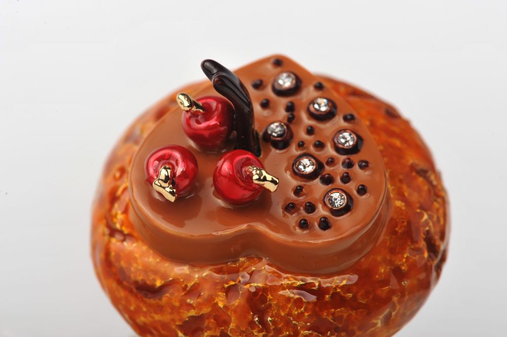 Keren Kopal Butter Cupcake with Chocolate Heart & Cherries