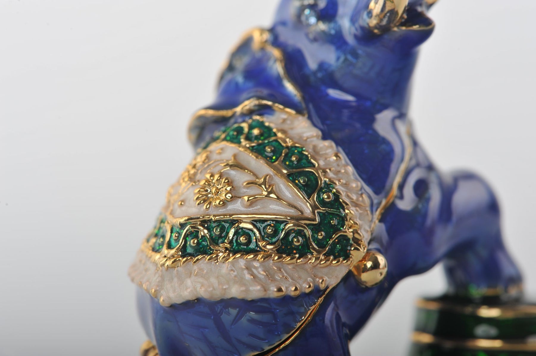 Keren Kopal Blue Elephant on Green Stage