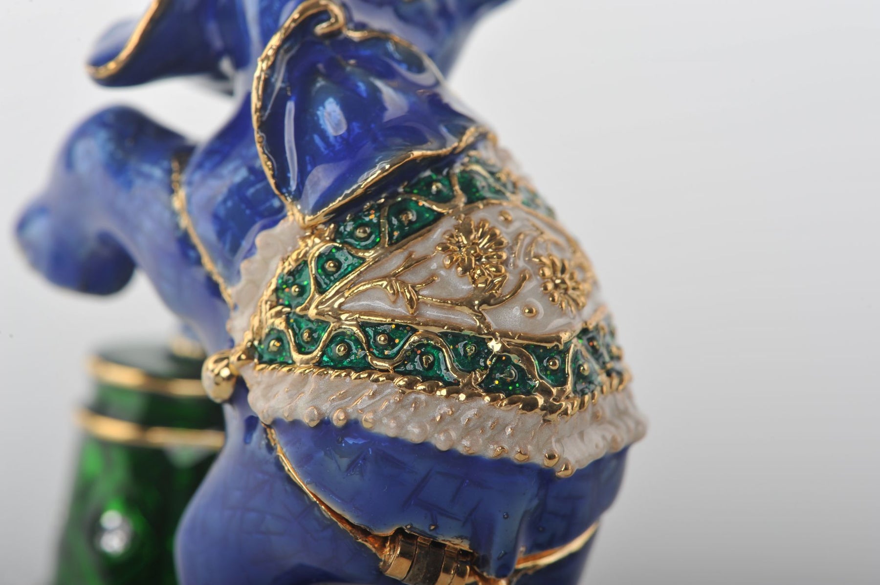 Keren Kopal Blue Elephant on Green Stage