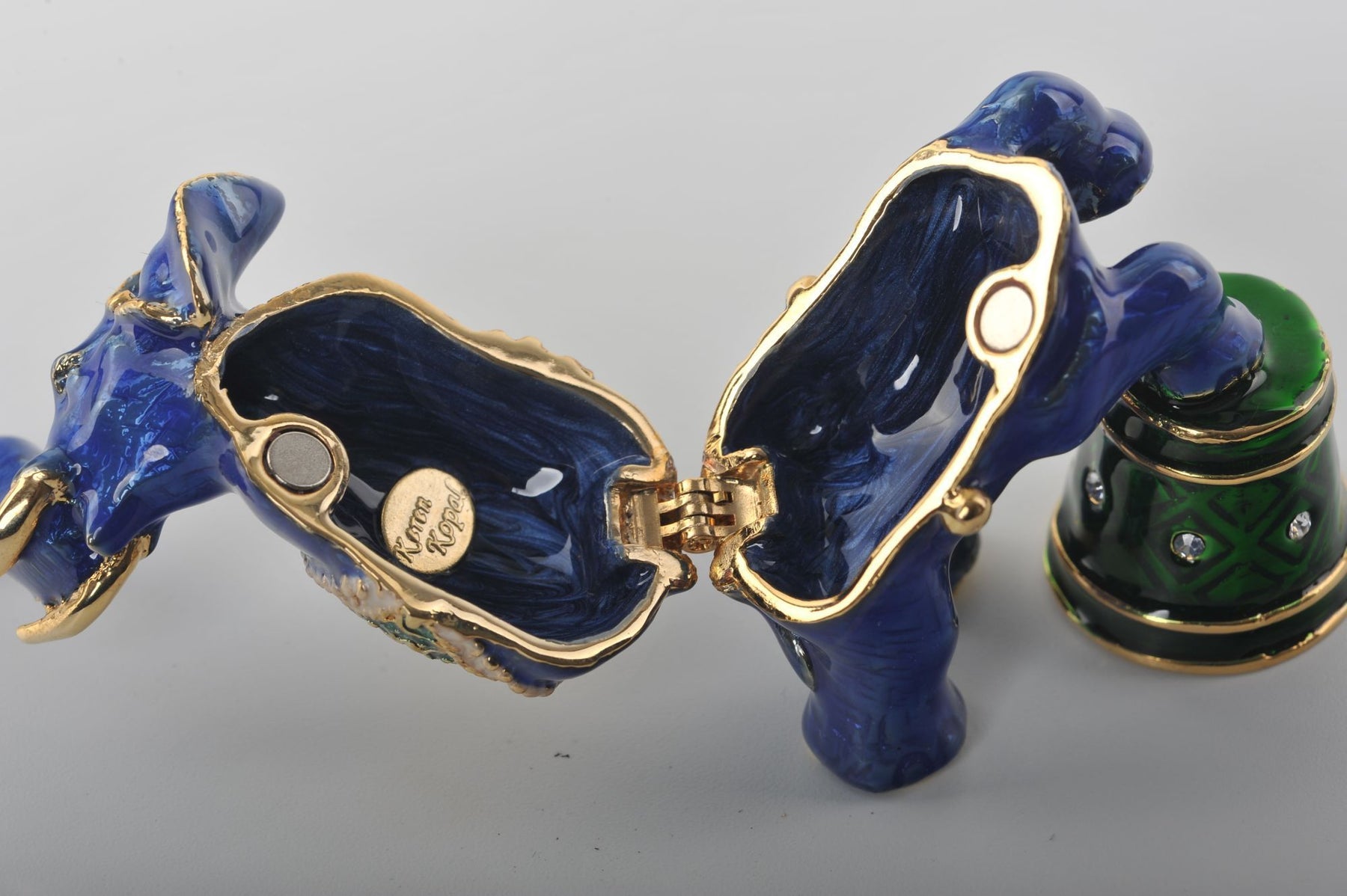 Keren Kopal Blue Elephant on Green Stage