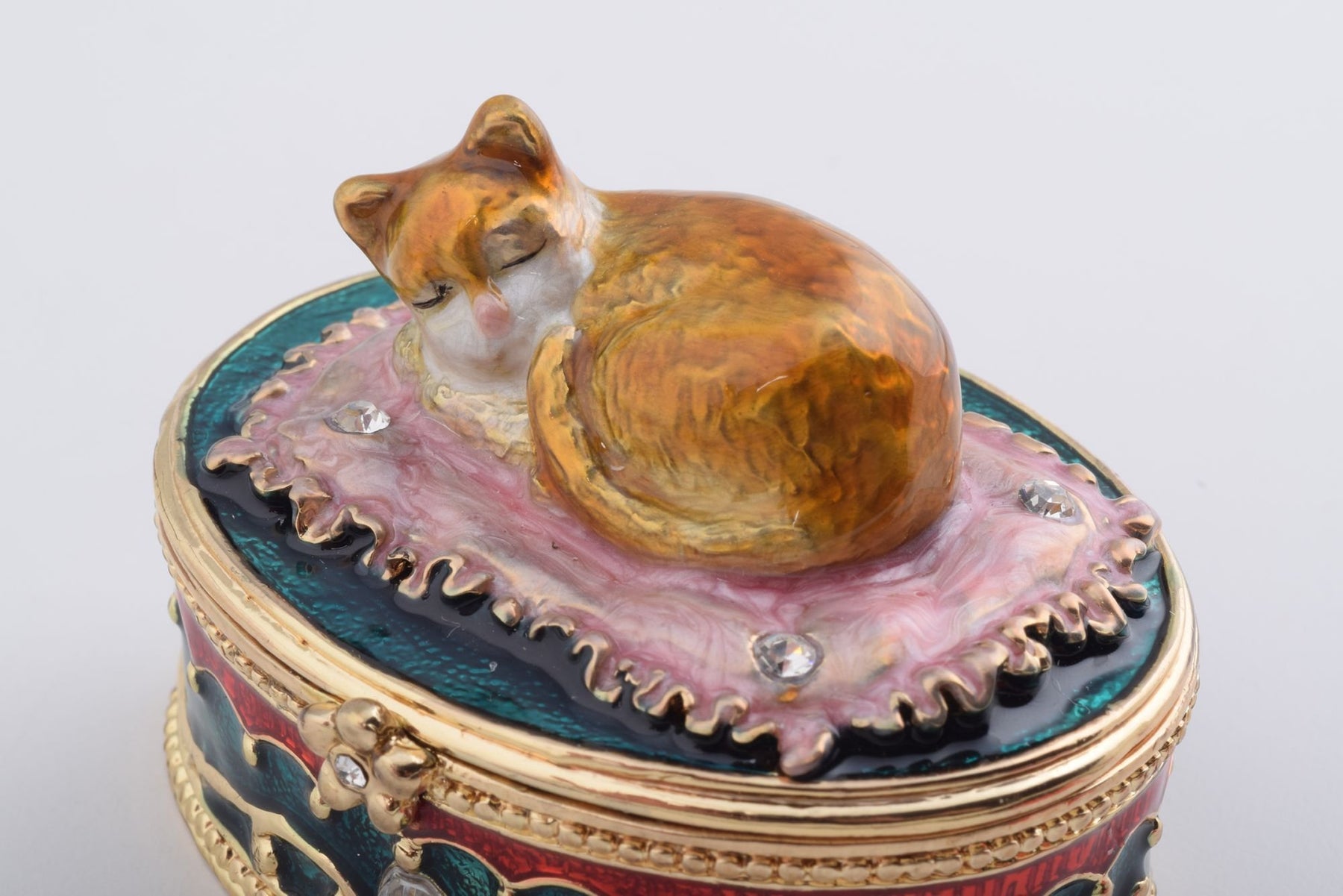 Keren Kopal Cat Sleeping