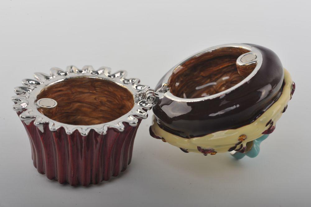 Keren Kopal Chocolate and Vanilla Frosting Cupcake