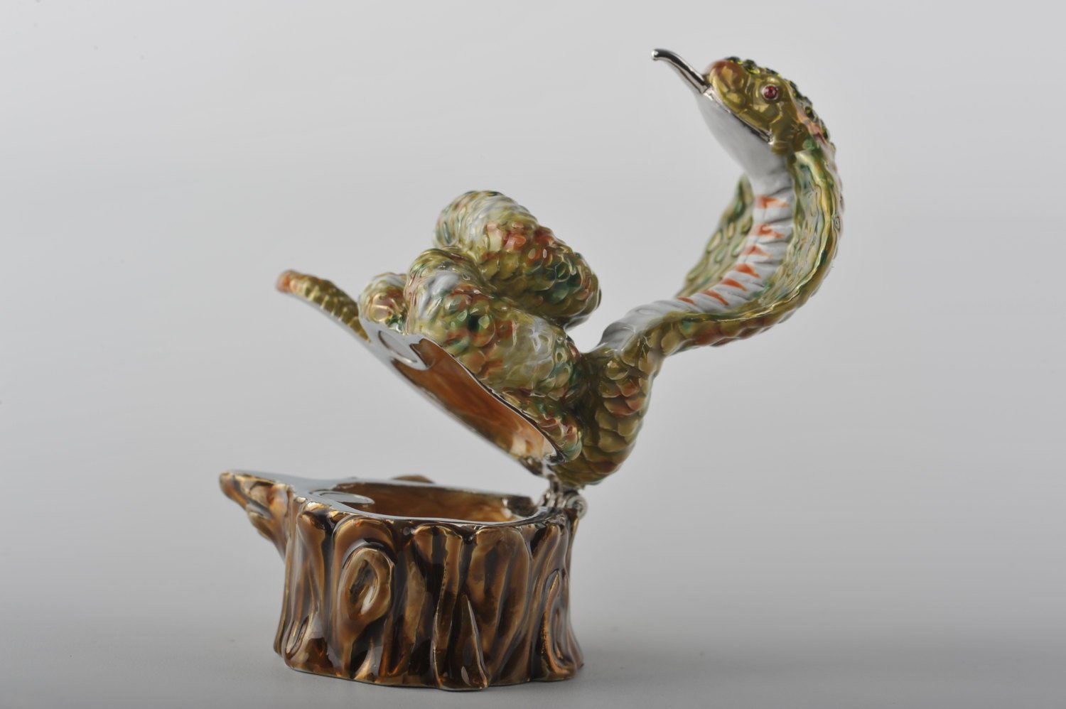 Keren Kopal Cobra Snake on Tree Trunk