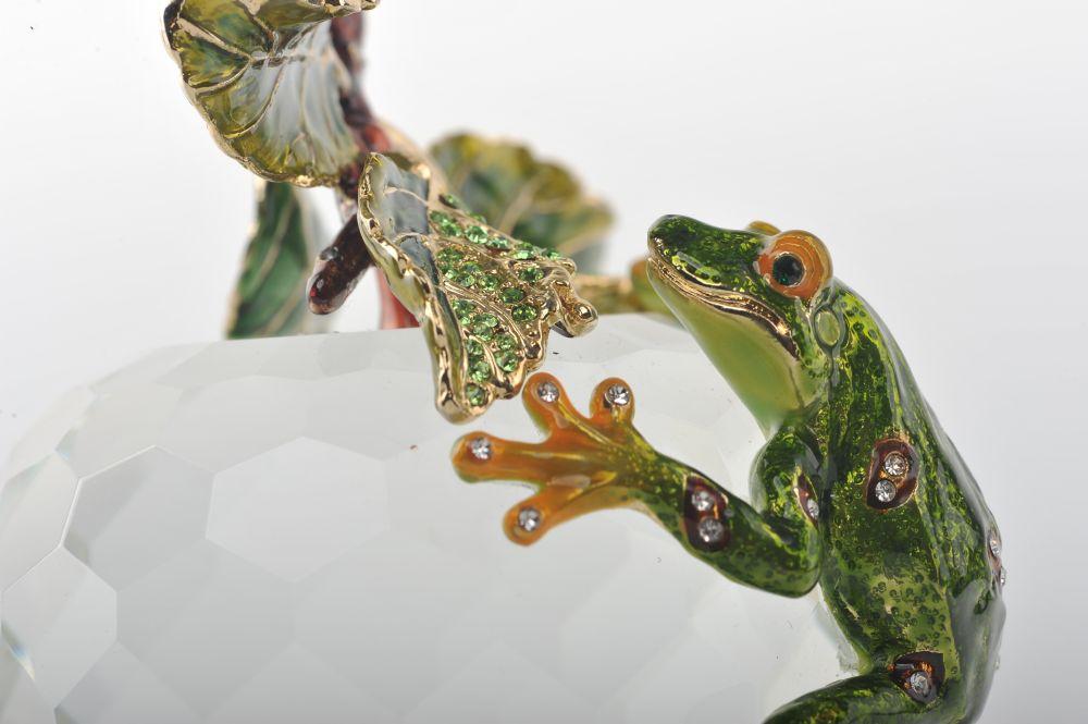Keren Kopal Crystal Apple with a Green Frog on it