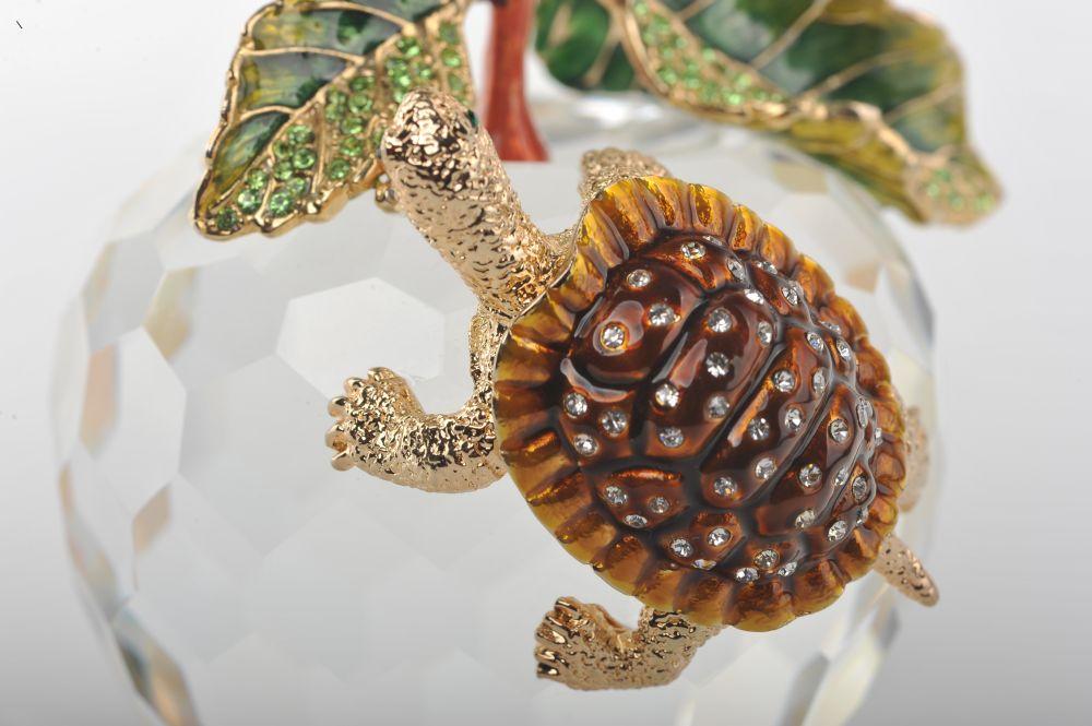 Keren Kopal Crystal Apple with a Turtle