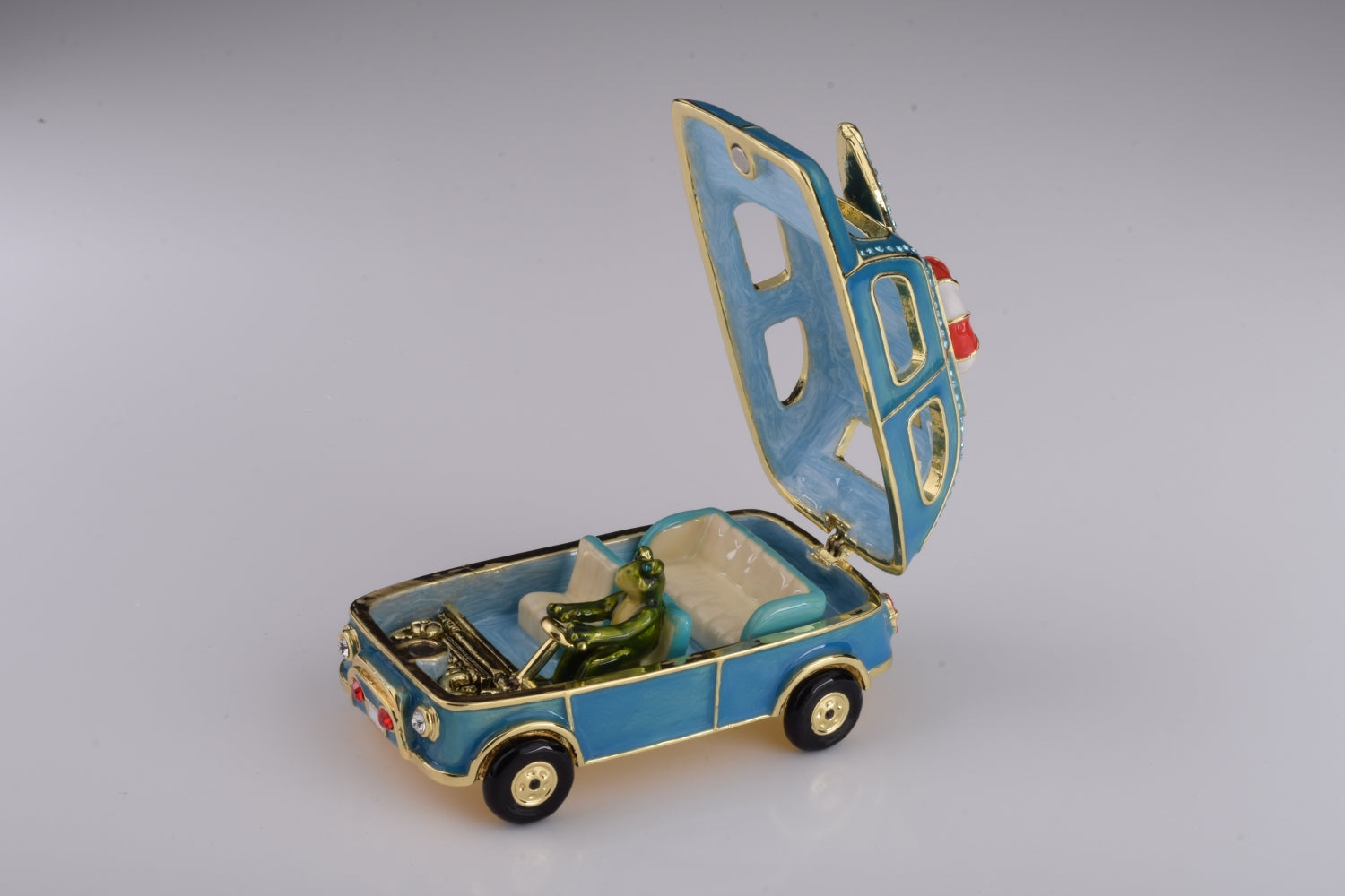 Keren Kopal Blue Surfing Car with Surfboard