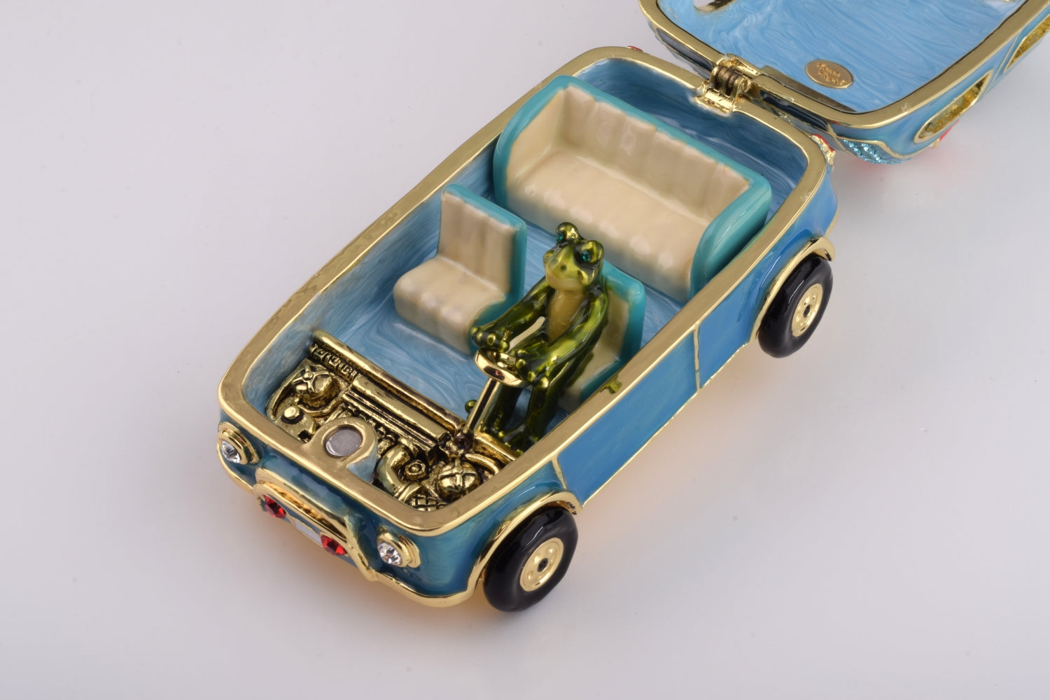 Keren Kopal Blue Surfing Car with Surfboard