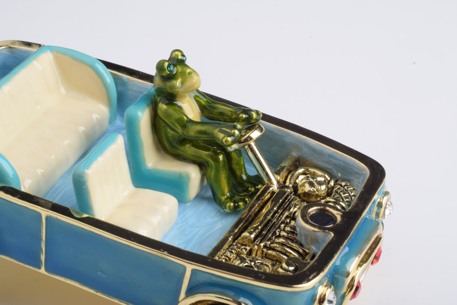 Keren Kopal Blue Surfing Car with Surfboard