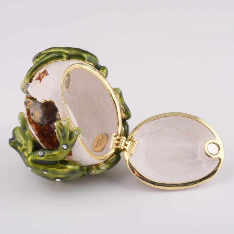 Keren Kopal Frogs on white Egg including hidden mouse