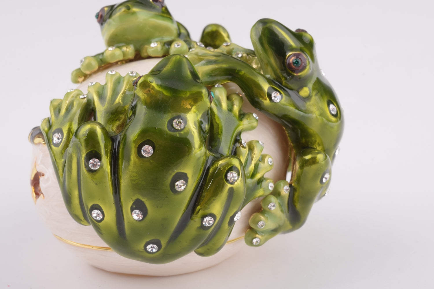 Keren Kopal Frogs on white Egg including hidden mouse