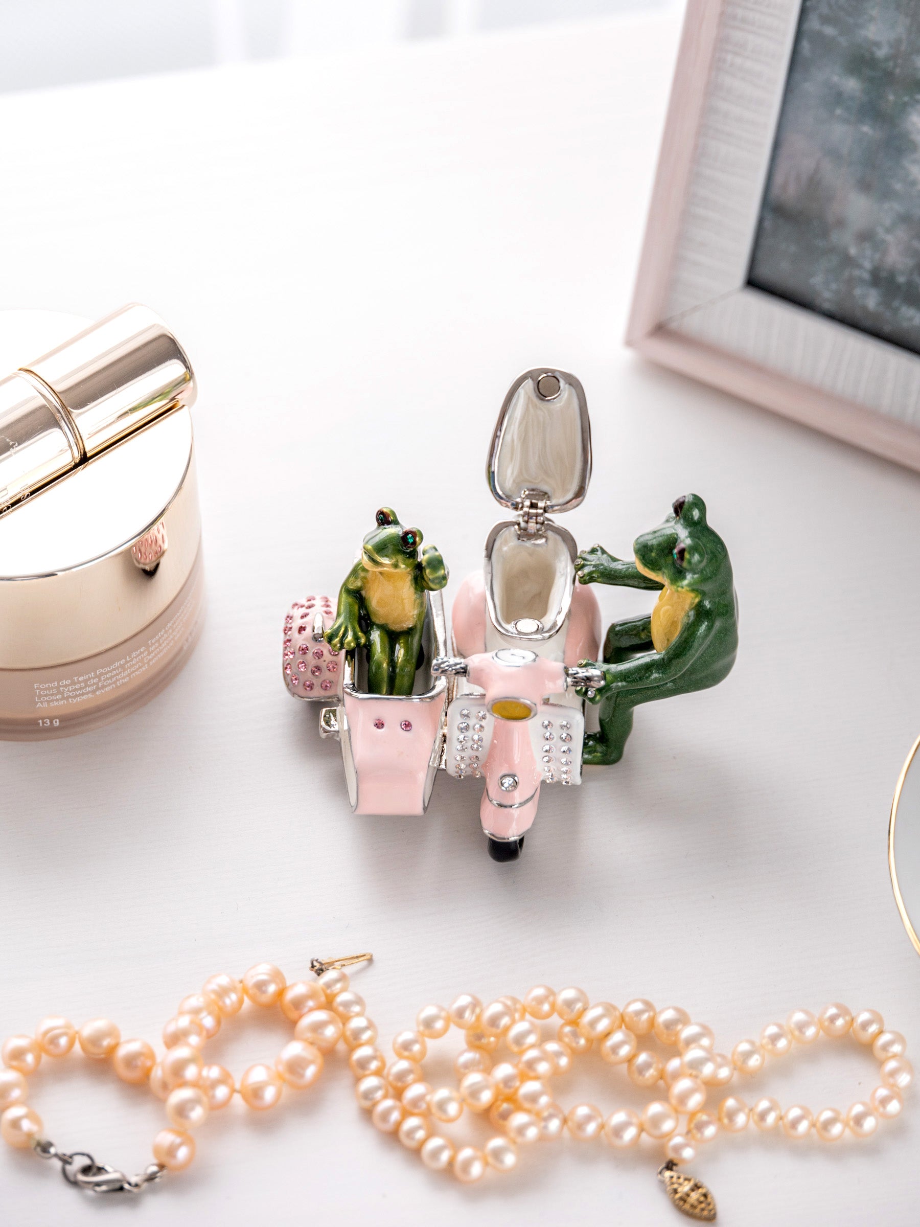 Keren Kopal Frogs Riding Vespa with Sidecar