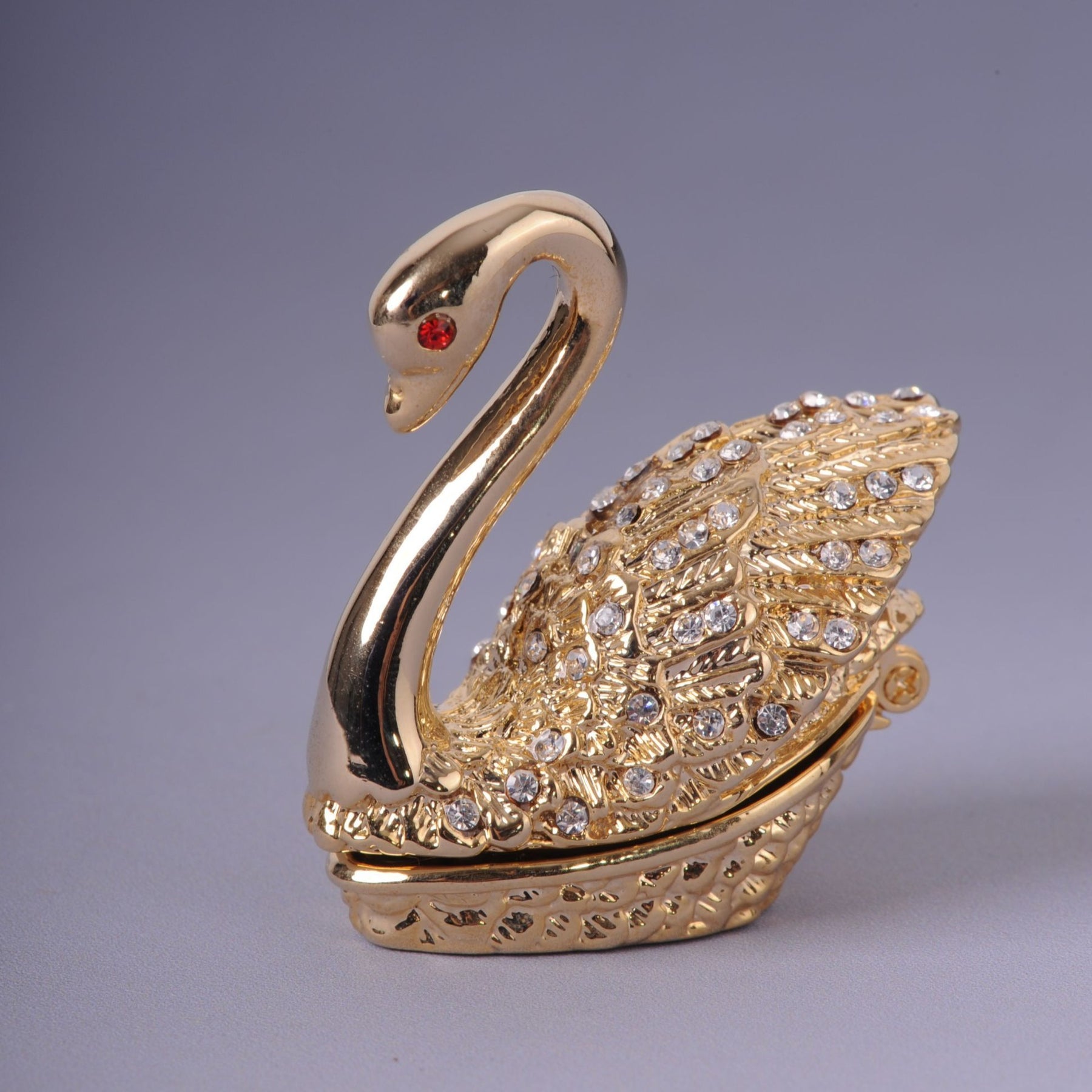 Keren Kopal Golden Swan With Red Eyes