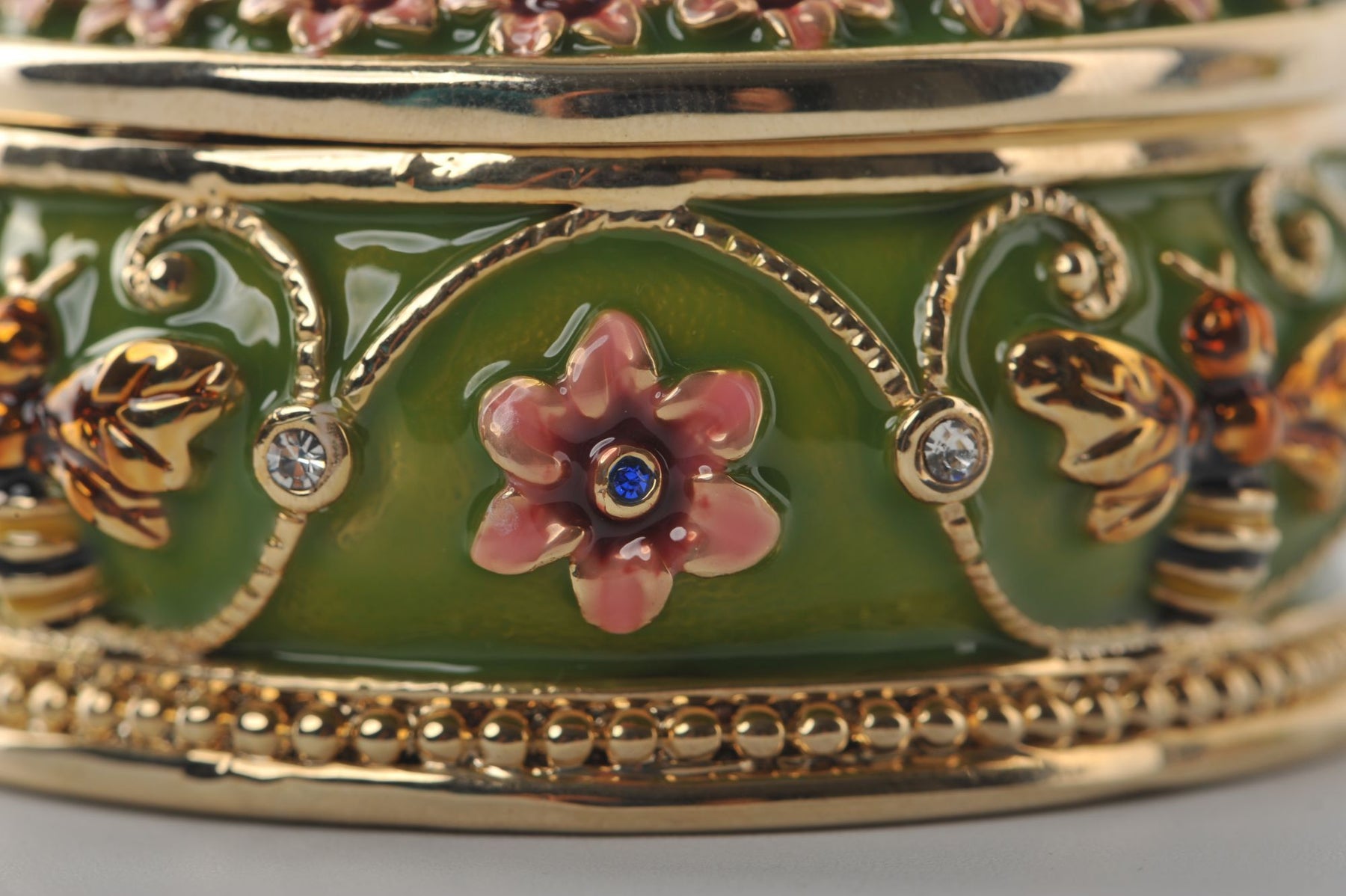 Keren Kopal Green Box with Pearls and a Bee