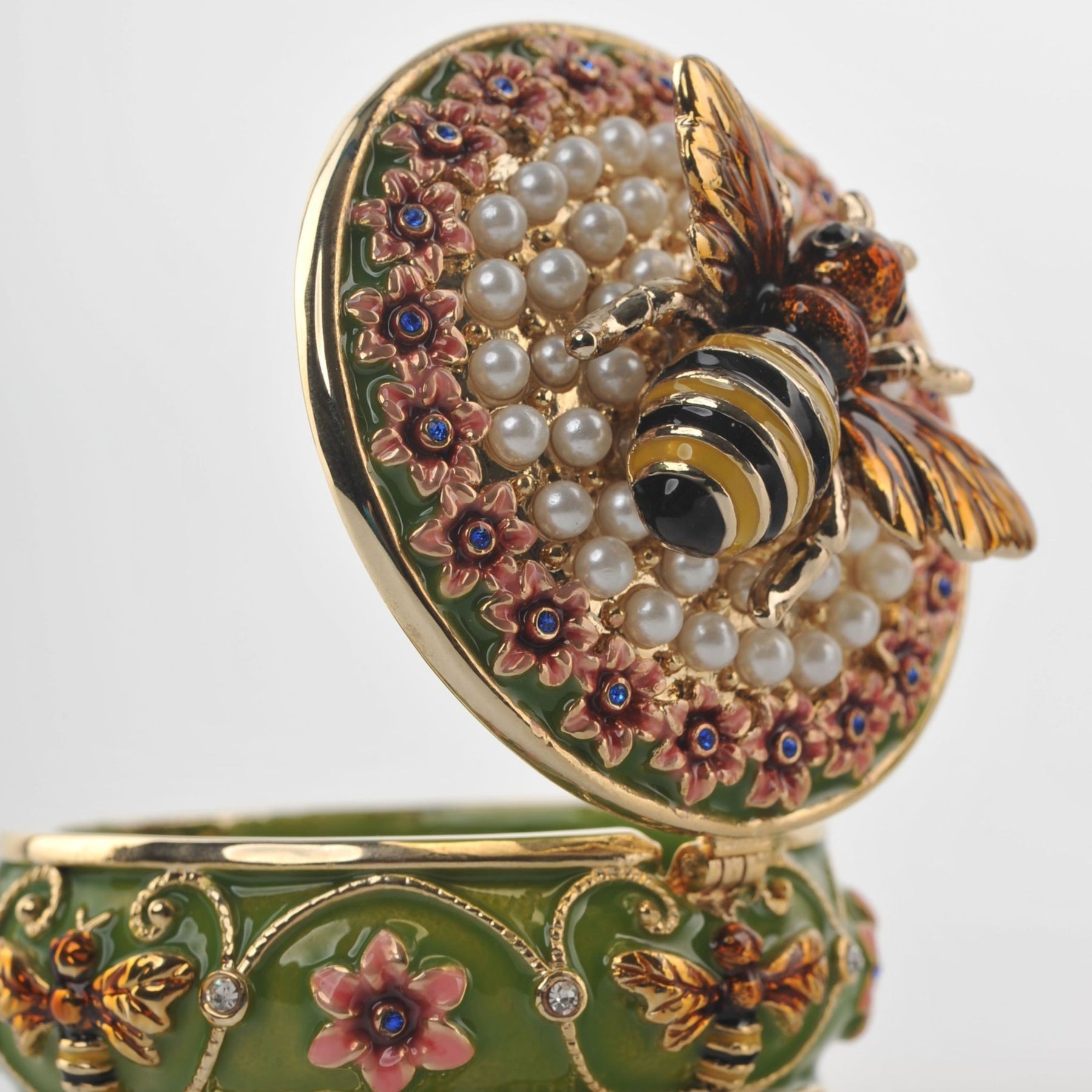 Keren Kopal Green Box with Pearls and a Bee