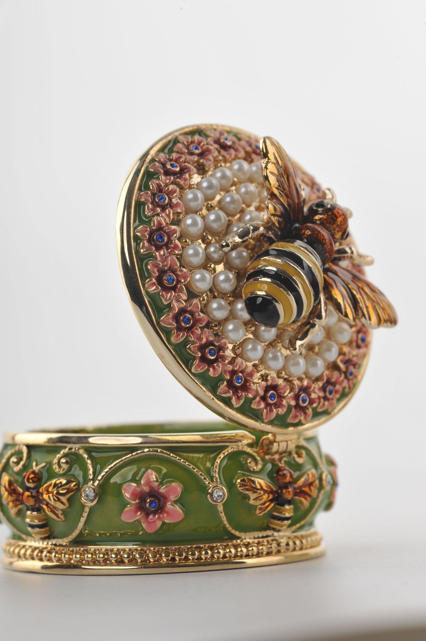 Keren Kopal Green Box with Pearls and a Bee