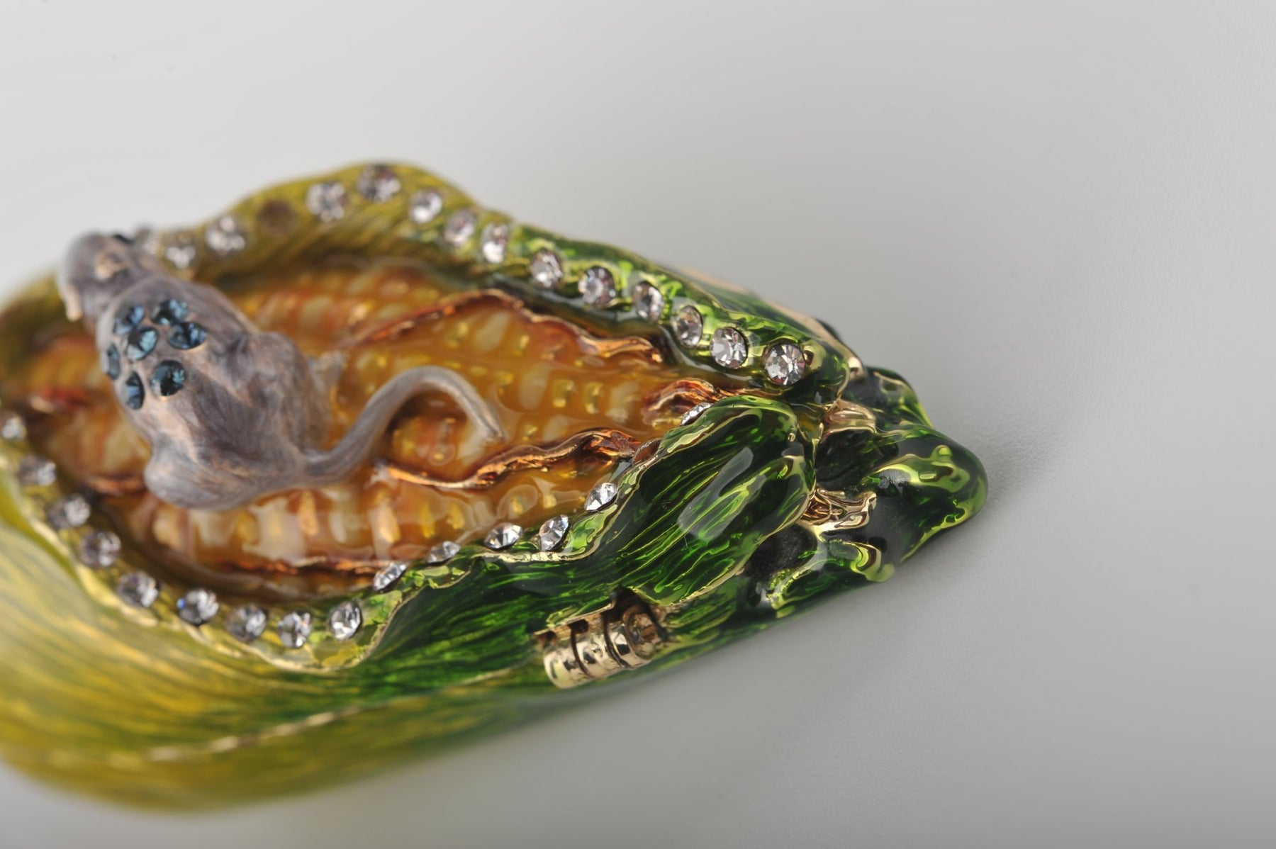 Keren Kopal Grey Mouse on Corncob