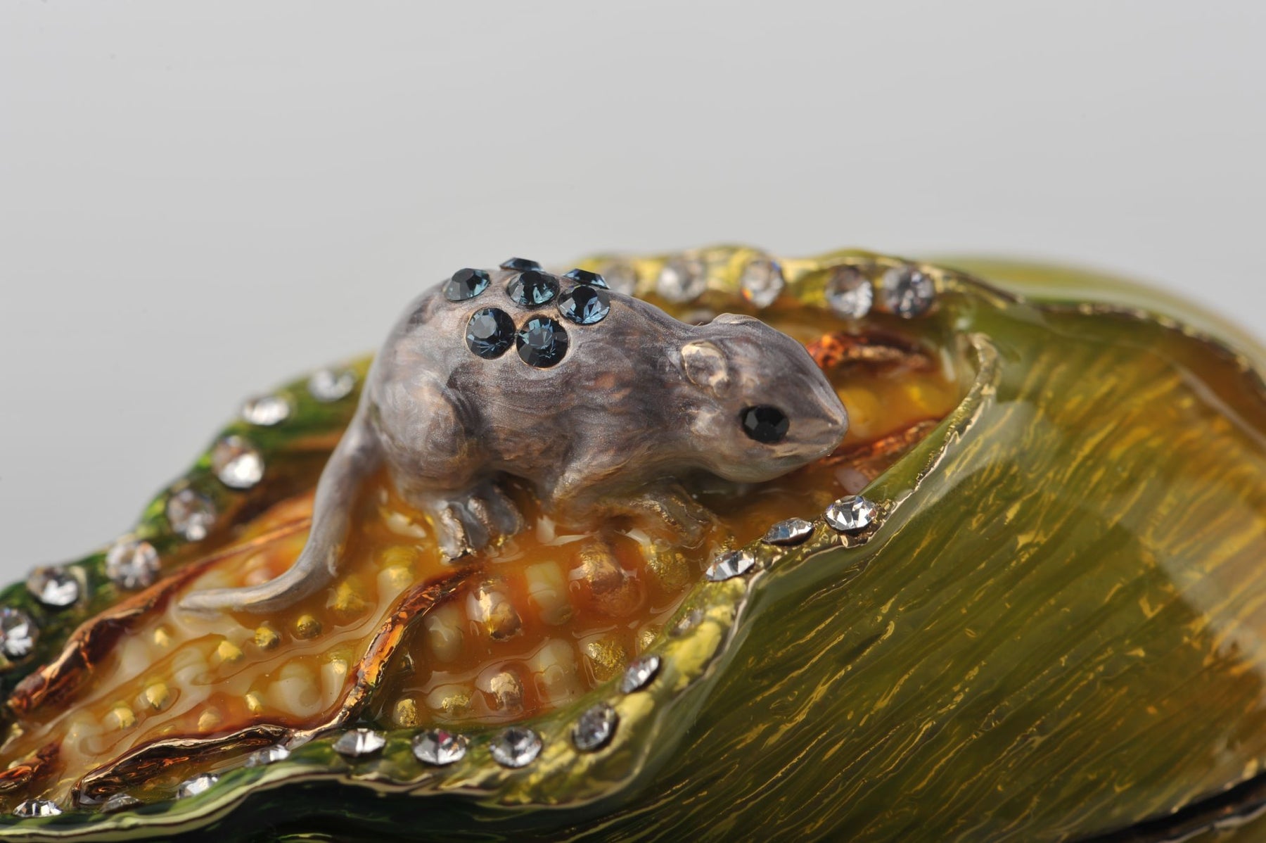 Keren Kopal Grey Mouse on Corncob