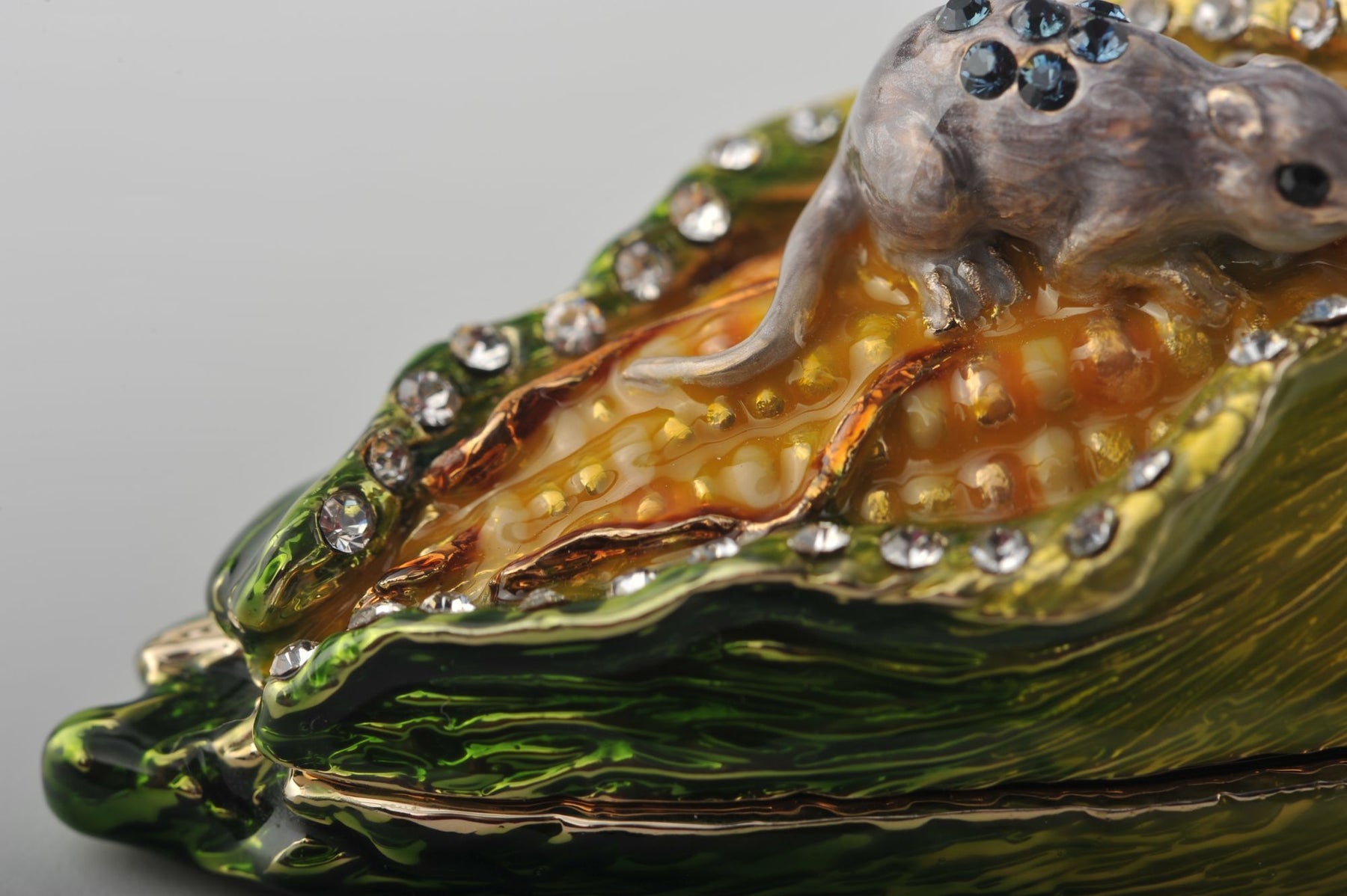 Keren Kopal Grey Mouse on Corncob