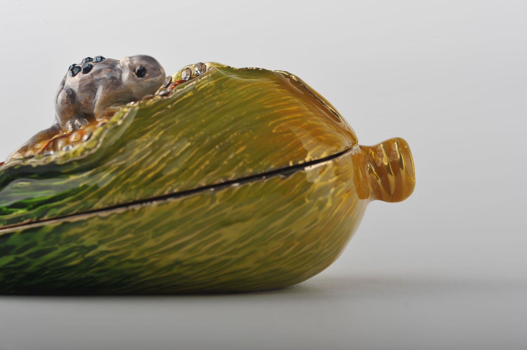 Keren Kopal Grey Mouse on Corncob