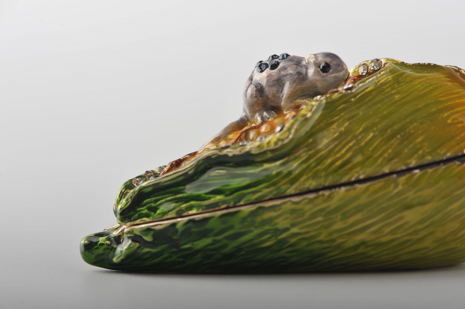 Keren Kopal Grey Mouse on Corncob