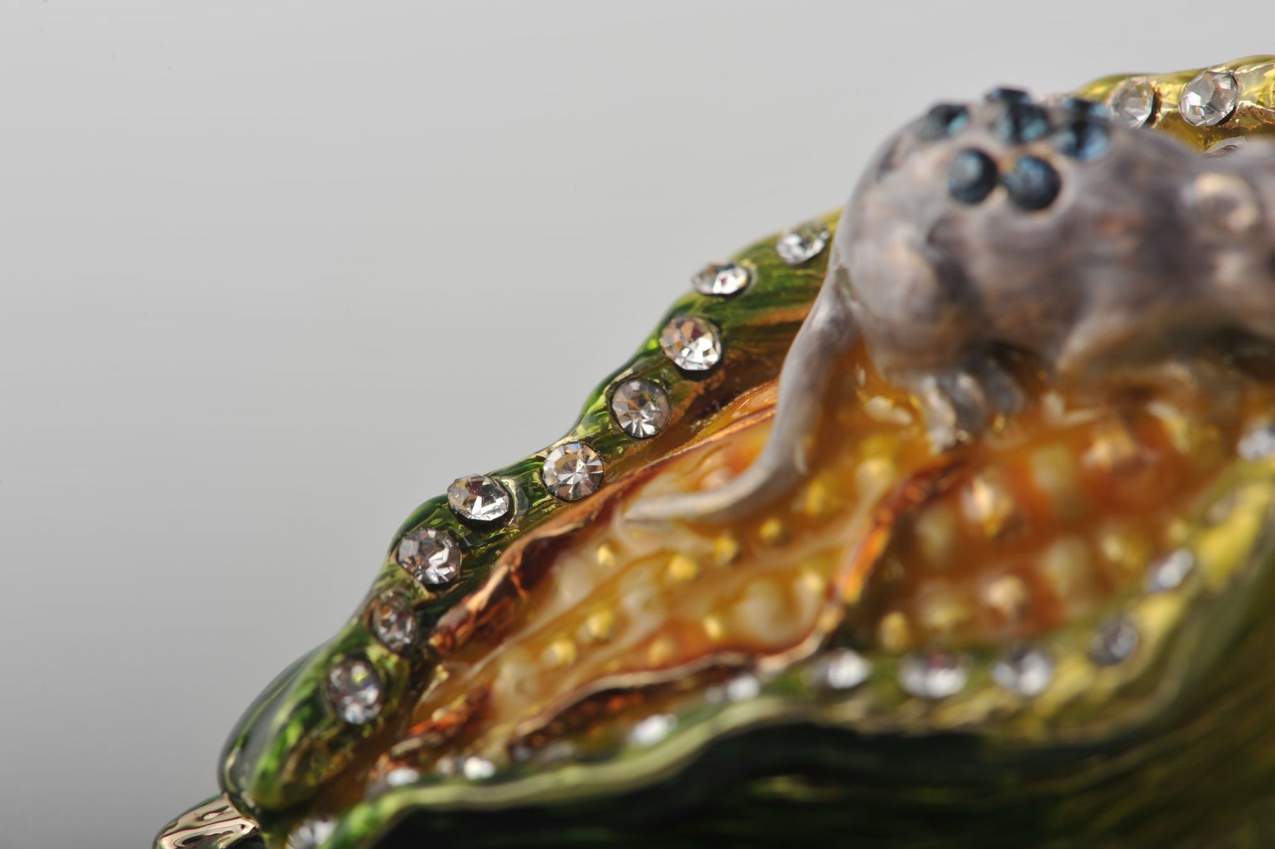 Keren Kopal Grey Mouse on Corncob