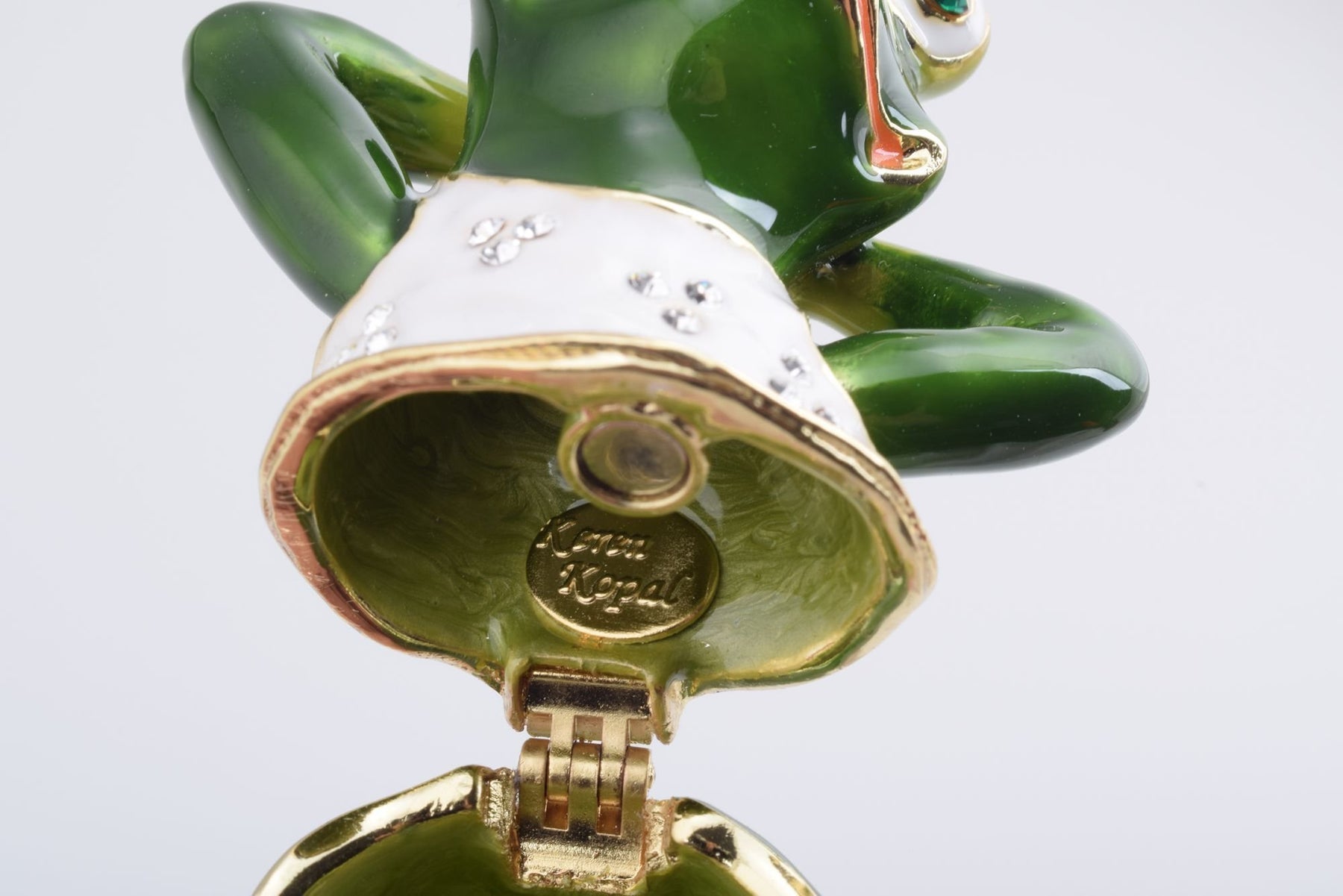 Keren Kopal Gymnastic Frog with a White Shirt