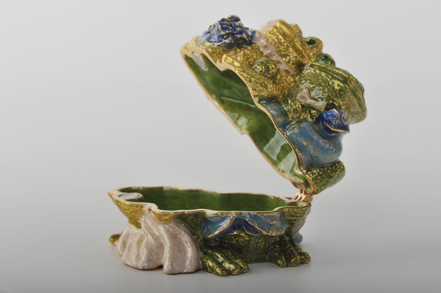 Keren Kopal Just Married Frog Couple