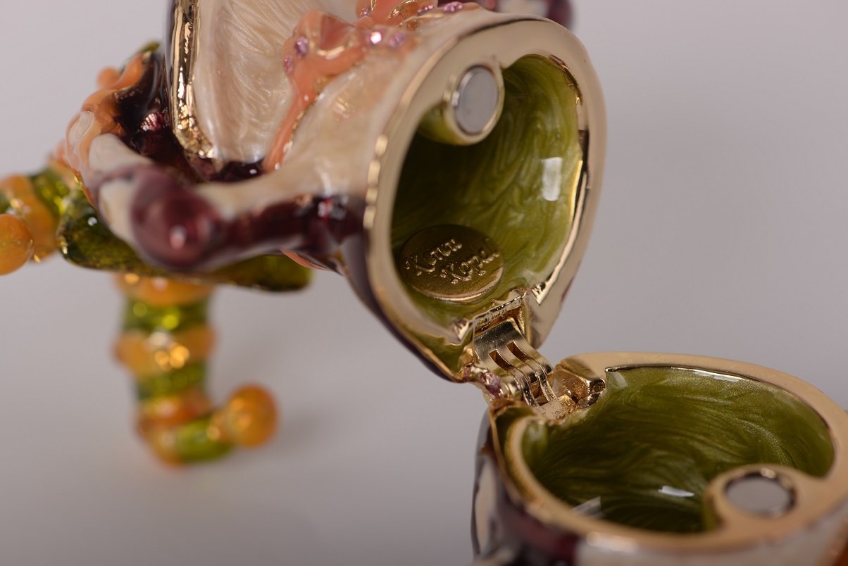 Keren Kopal Maroon See No Evil Frog