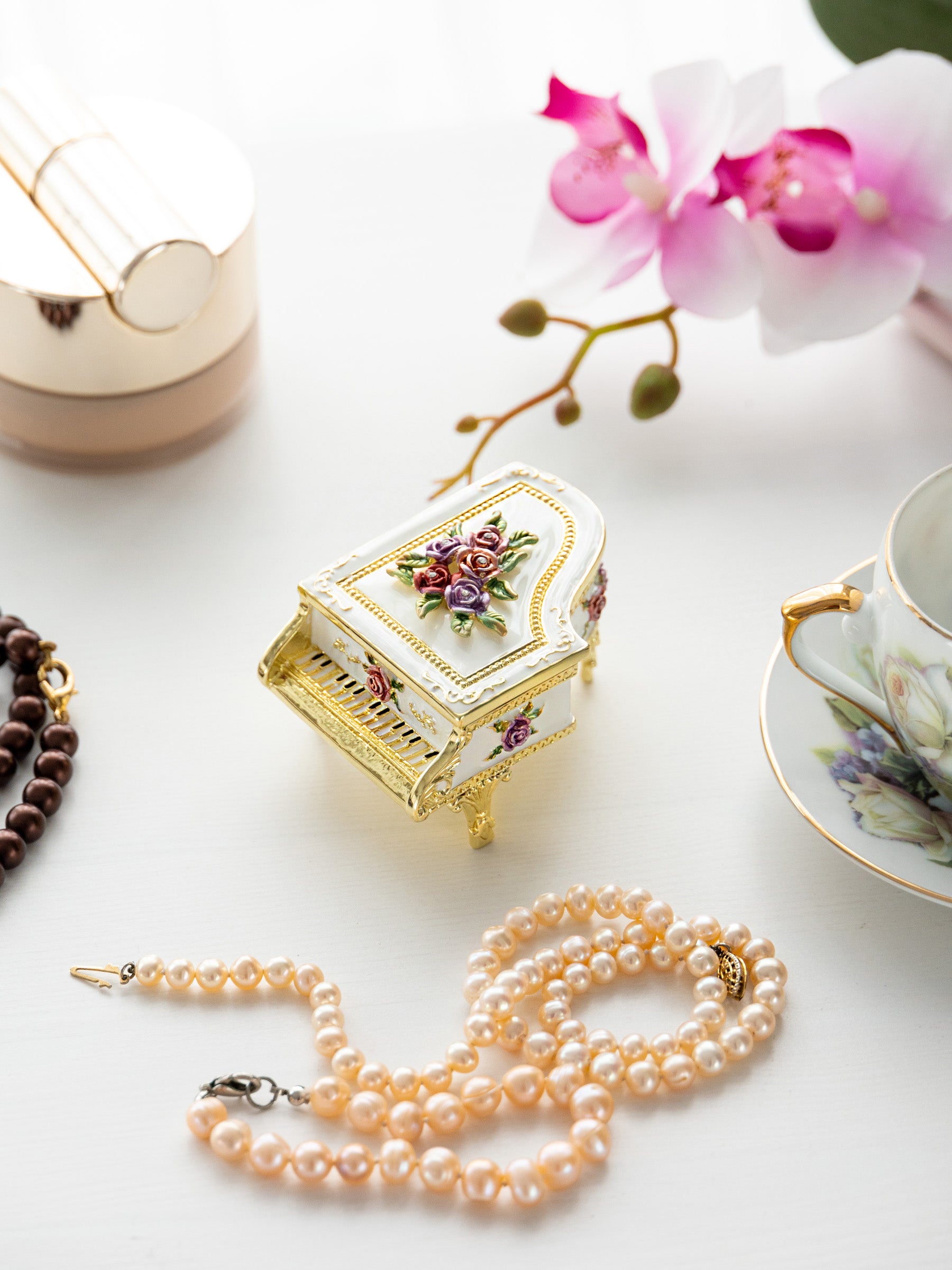 Keren Kopal White piano with flowers