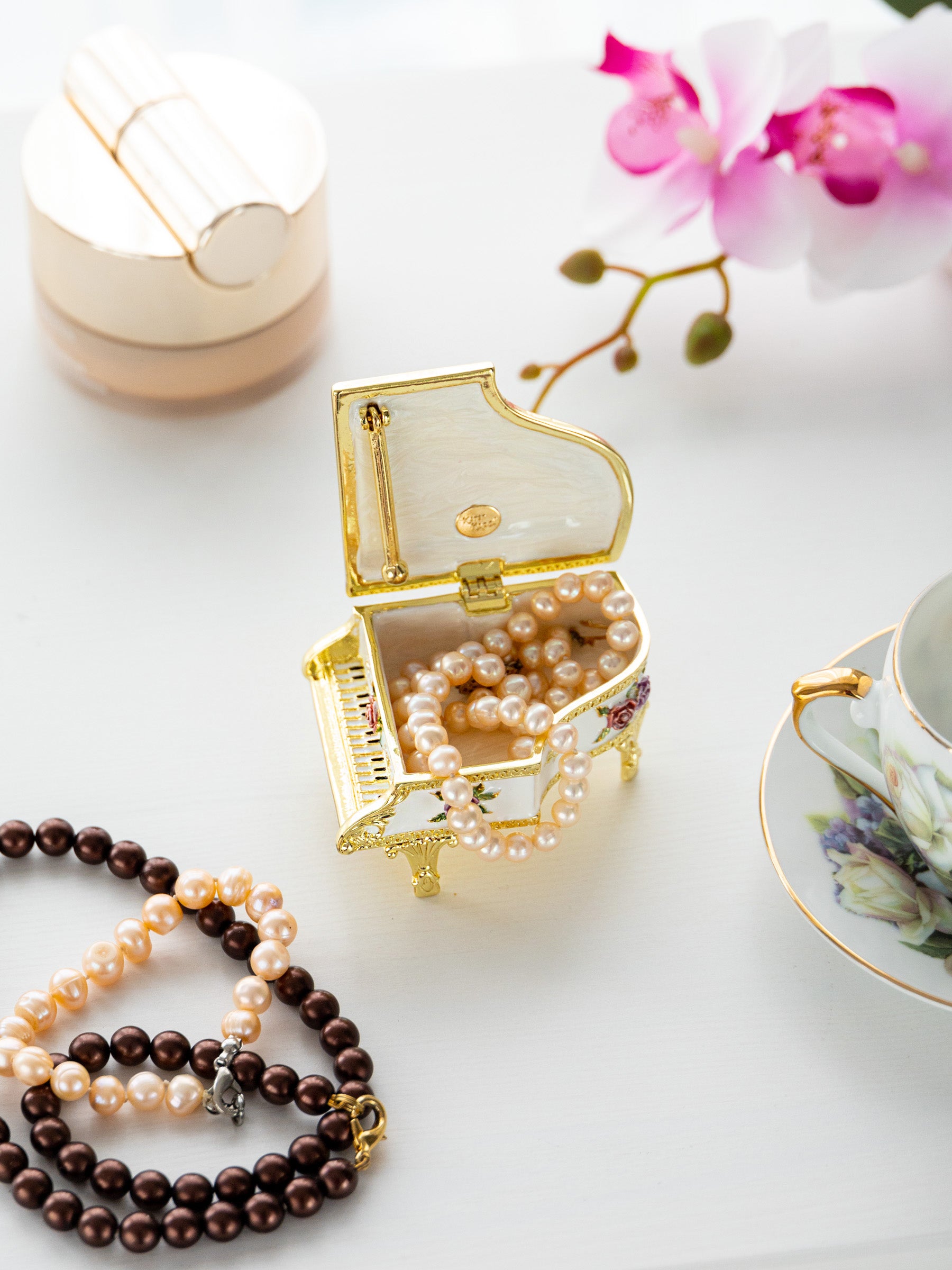 Keren Kopal White piano with flowers