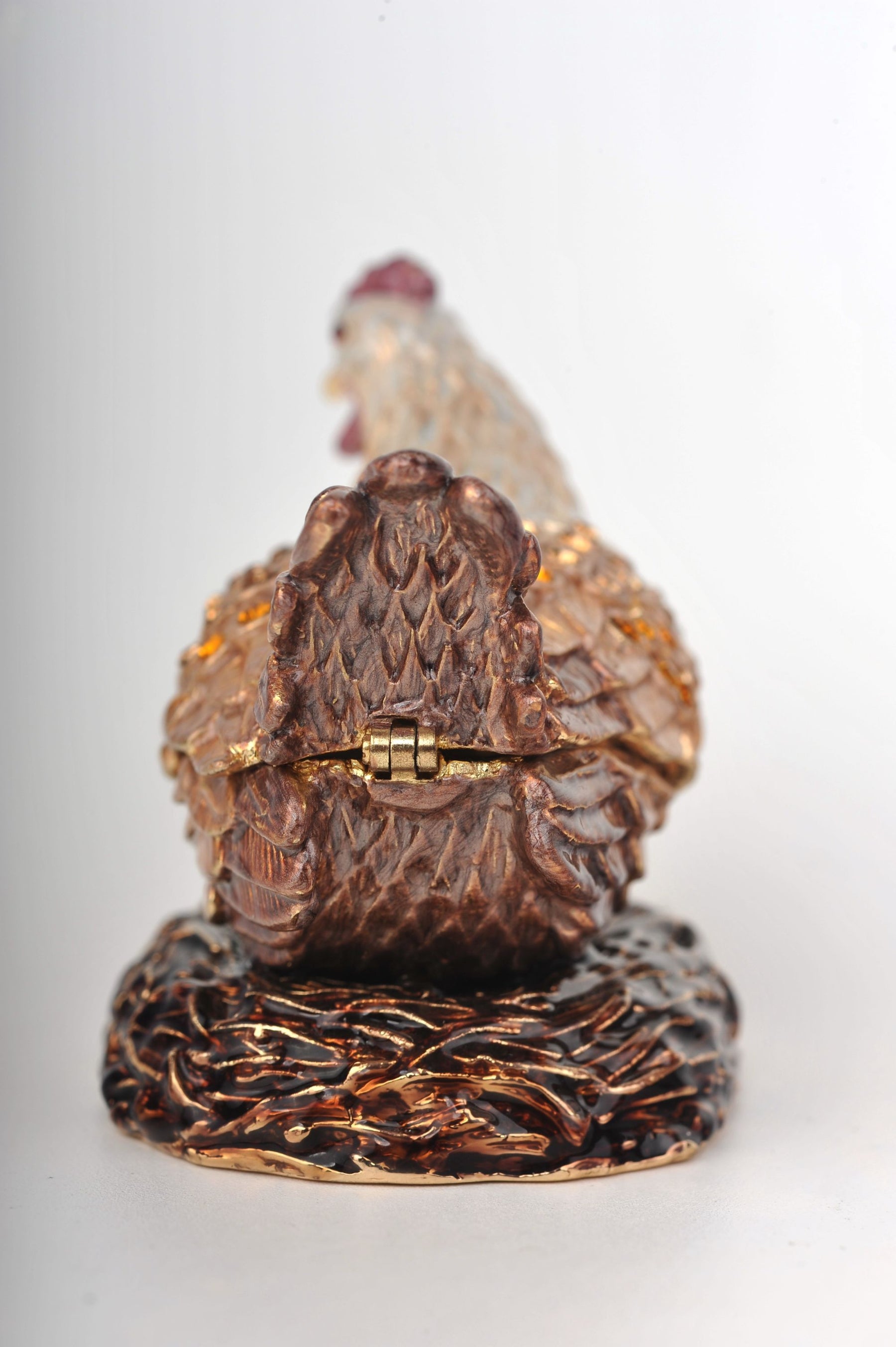 Keren Kopal Sitting Rooster