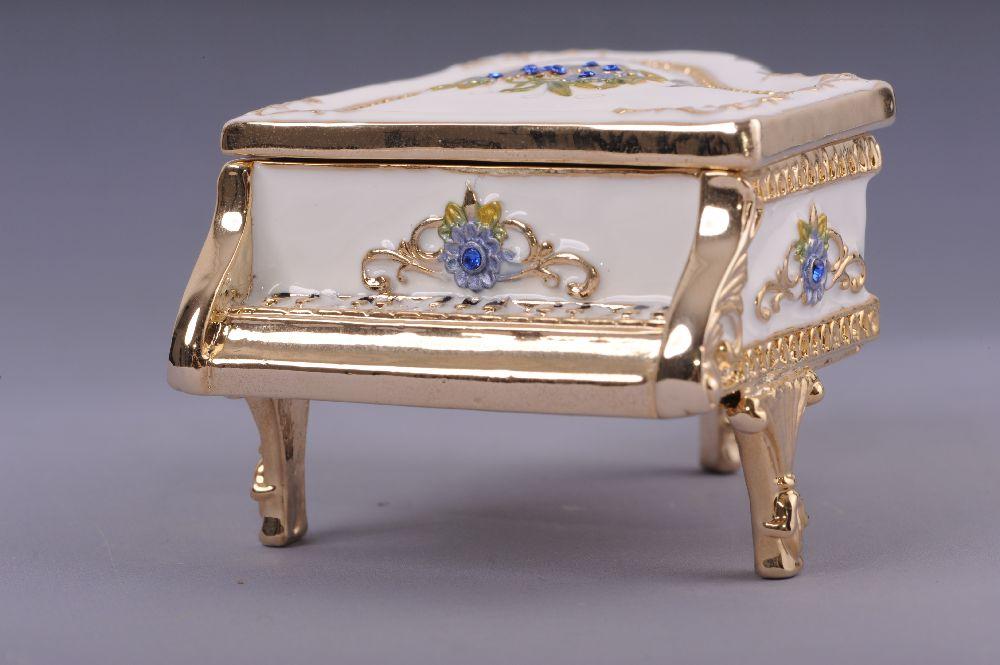 Keren Kopal White Piano