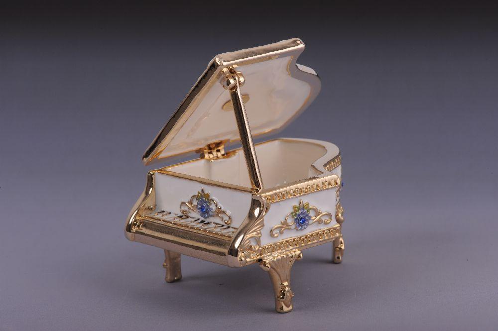 Keren Kopal White Piano