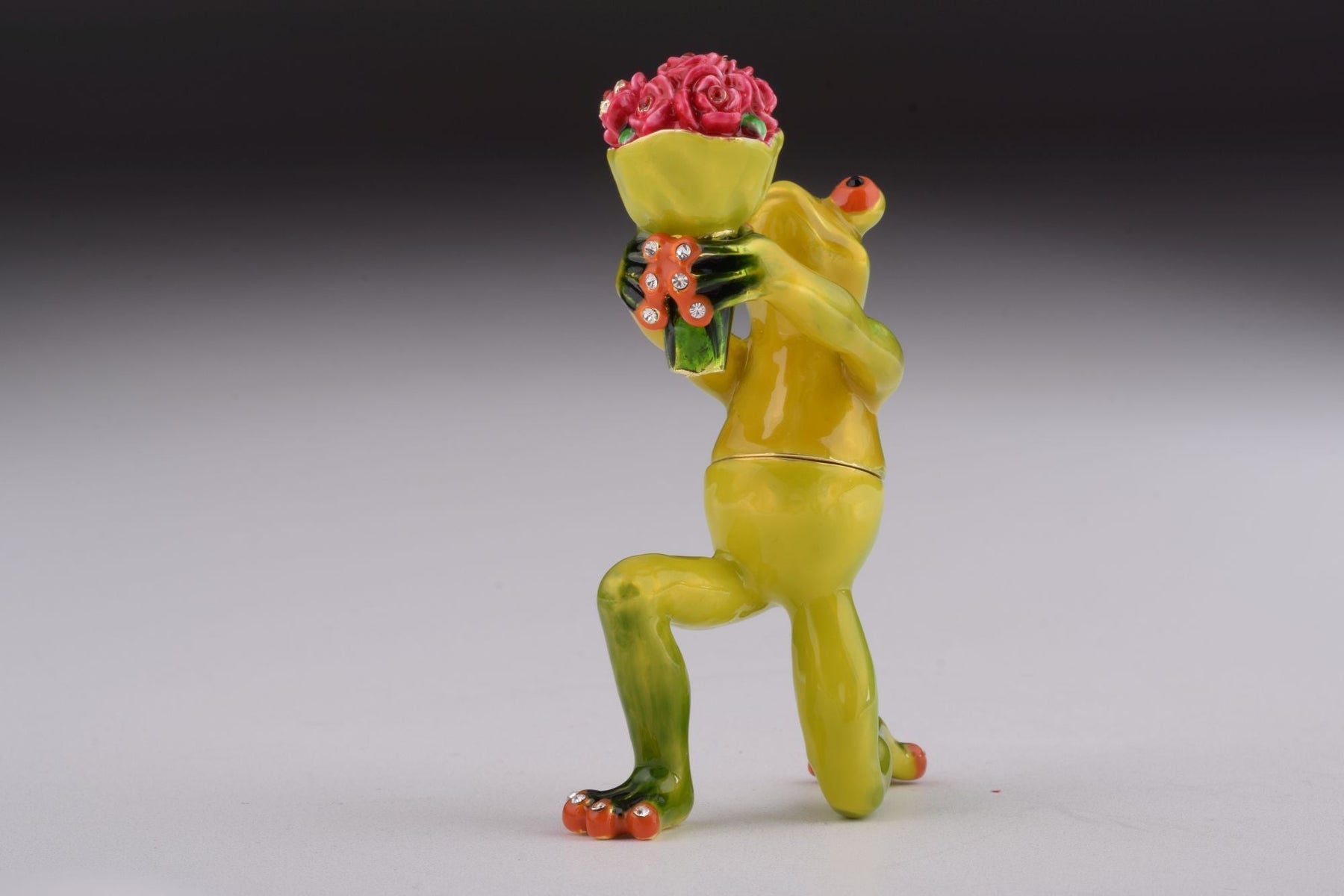 Keren Kopal Romantic Frog Holding Flowers