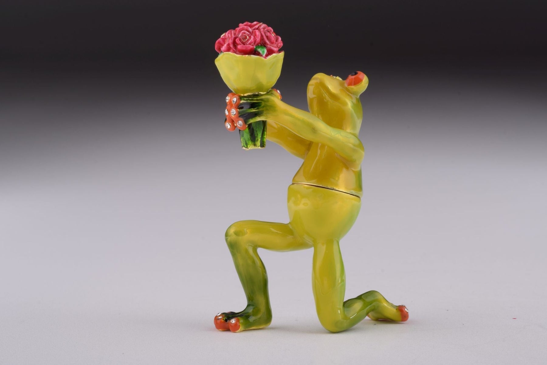 Keren Kopal Romantic Frog Holding Flowers