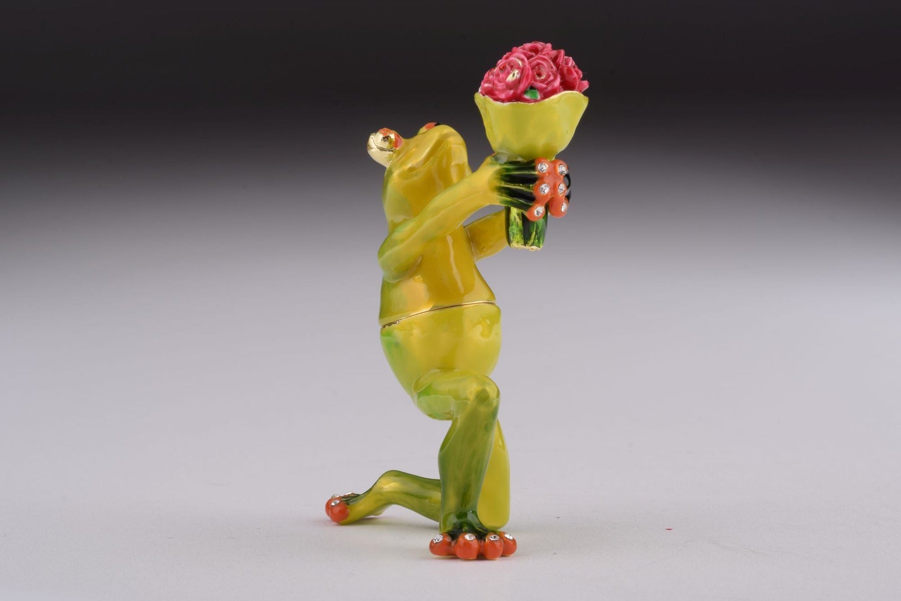 Keren Kopal Romantic Frog Holding Flowers