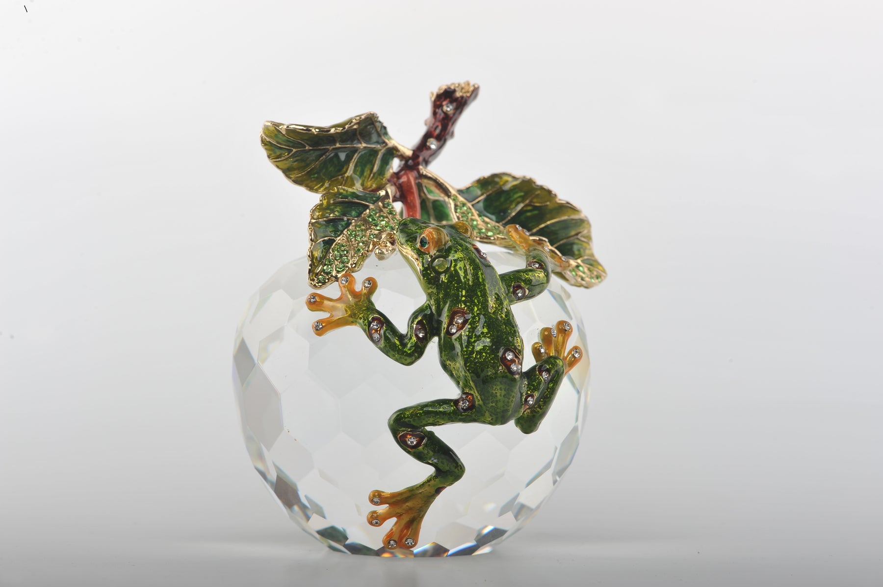 Keren Kopal Crystal Apple with a Green Frog on it