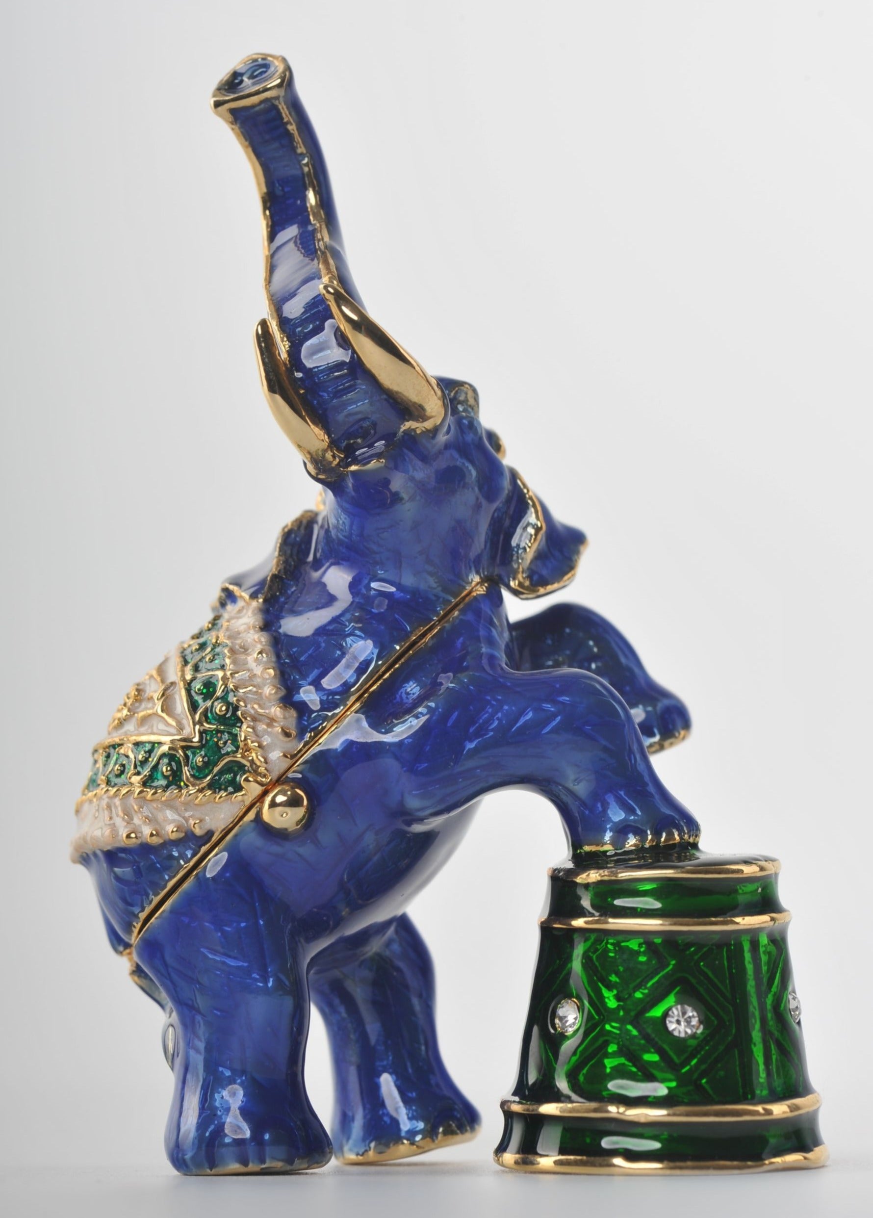 Keren Kopal Blue Elephant on Green Stage