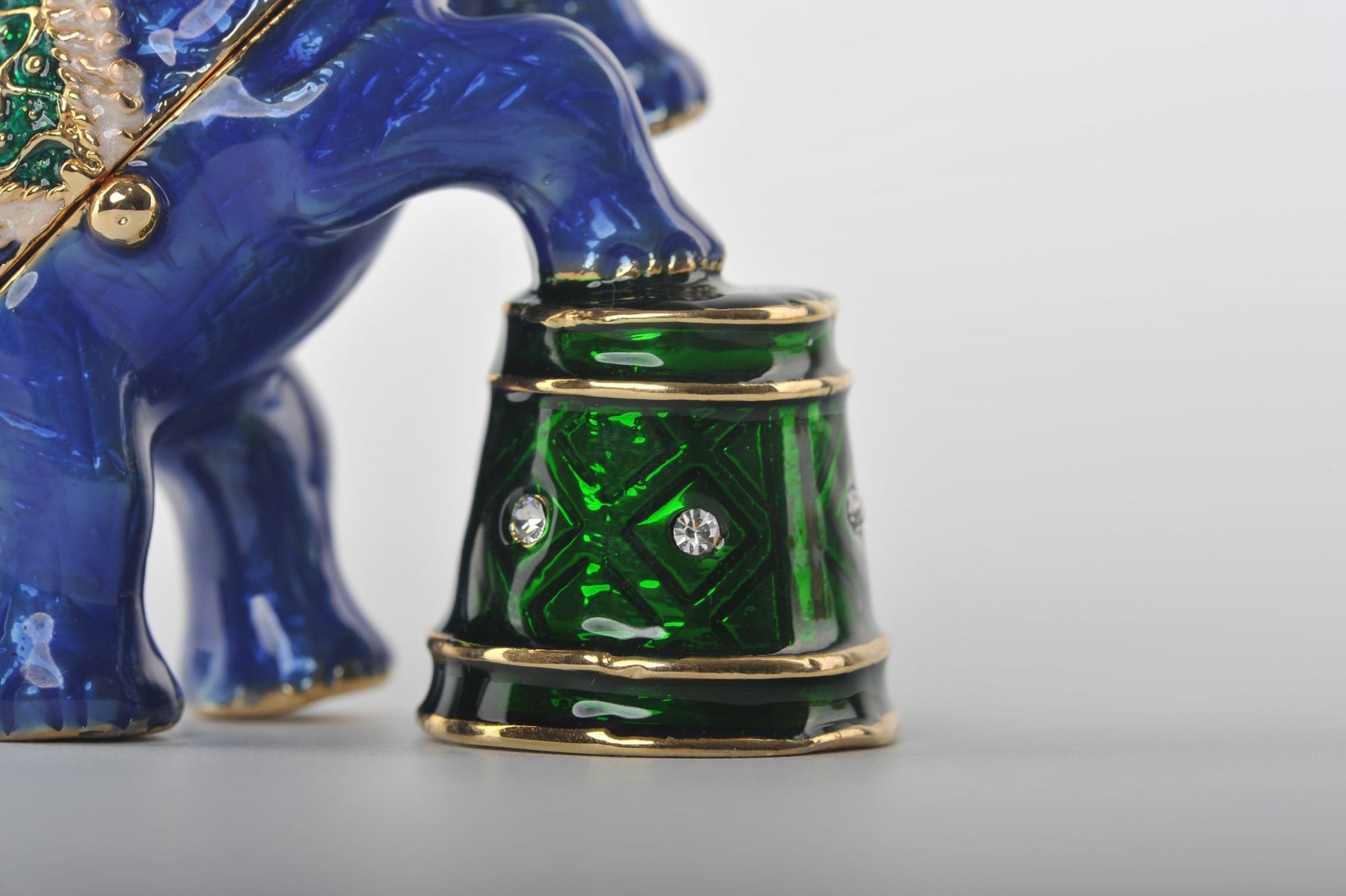 Keren Kopal Blue Elephant on Green Stage